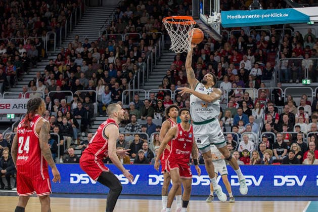Bamberg, Germany March 29, 2026 1 BBL 2025 2026 BMA365 Bamberg Baskets vs Gladiators Trier In the picture Urald King Trier passes through the Bamberg zone Brose Arena Bayern Copyright: xFotostandx xSchmittx
