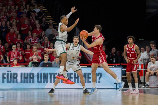 Bamberg, Germany March 29, 2026 1 BBL 2025 2026 BMA365 Bamberg Baskets vs Gladiators Trier Pictured from left George King Trier , Marten Linßen Trier and Richard Balint Bamberg Brose Arena Bayern Copyright: xFotostandx xSchmittx