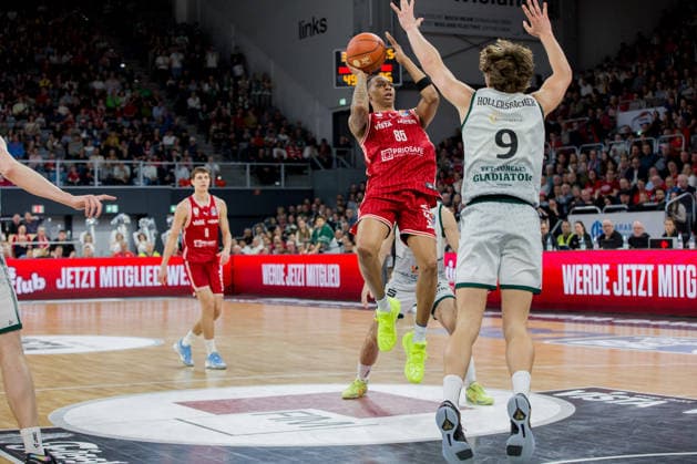 Bamberg, Germany March 29, 2026 1 BBL 2025 2026 BMA365 Bamberg Baskets vs Gladiators Trier In the picture Austin Crowley Bamberg throwing against Marco Hollersbacher Trier Brose Arena Bayern Copyright: xFotostandx xSchmittx