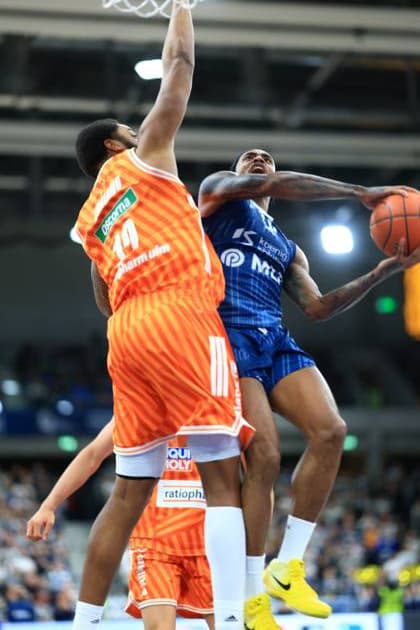 Scene with 12 Ratiopharm Ulm and Samuell Williamson 10 MLP Academics Heidelberg in an intense duel under the basket Game action with 12 Ratiopharm Ulm and Samuell Williamson 10 MLP Academics Heidelberg Copyright: xspeedshotx