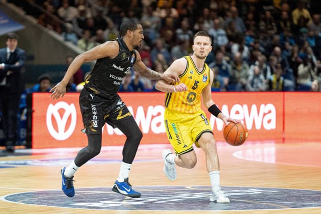 Martin Hermannsson Nr 15 Alba Berlin vs Bryant Crawford Nr 20 Basketball Loewen Braunschweig GER, Basketball Loewen Braunschweig vs Alba Berlin, Basketball, easyCredit BBL, Week 26, Season 2025 26, 29 03 2026 GER, Basketball Loewen Braunschweig vs Alba Berlin, Basketball, easyCredit BBL, Week 26, Season 2025 26, 29 03 2026 Braunschweig Copyright: xEibner-Pressefoto DanielxREINELTx EP_DRT