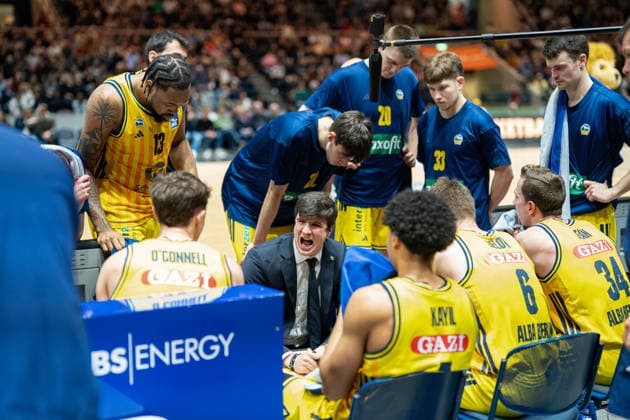 Pedro Calles Headcoach Alba Berlin during a timeout GER, Basketball Loewen Braunschweig vs Alba Berlin, Basketball, easyCredit BBL, Week 26, Season 2025 26, 29 03 2026 GER, Basketball Loewen Braunschweig vs Alba Berlin, Basketball, easyCredit BBL, Week 26, Season 2025 26, 29 03 2026 Braunschweig Copyright: xEibner-Pressefoto DanielxREINELTx EP_DRT