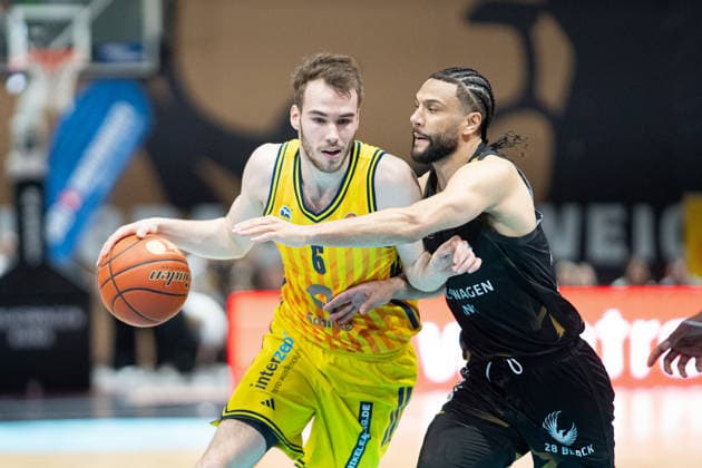 Malte Delow Nr 6 Alba Berlin vs Kaza Kajami Keane Nr 24 Basketball Loewen Braunschweig GER, Basketball Loewen Braunschweig vs Alba Berlin, Basketball, easyCredit BBL, Week 26, Season 2025 26, 29 03 2026 GER, Basketball Loewen Braunschweig vs Alba Berlin, Basketball, easyCredit BBL, Week 26, Season 2025 26, 29 03 2026 Braunschweig Copyright: xEibner-Pressefoto DanielxREINELTx EP_DRT