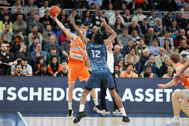 from left in duel, Michael Weathers MLP Academics Heidelberg, 20 , Mark Smith Ratiopharm Ulm, 13 GER, MLP Academics Heidelberg vs Ratiopharm Ulm, Basketball, easycredit Basketball Bundesliga, 26 Matchday, Season, 2025 2026, 29 03 2025 GER, MLP Academics Heidelberg vs Ratiopharm Ulm, Basketball, easycredit Basketball Bundesliga, 26 Matchday, Season, 2025 2026, 29 03 2025 Heidelberg Copyright: xEibner-Pressefoto JoergxHirschx EP_JHH