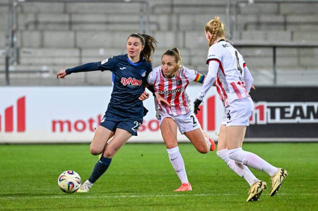 Chiara Hahn TSG Hoffenheim, 23 , Lisa Karl SC Freiburg, 02 , Meret Felde SC Freiburg, 04 im Duell GER, SC Freiburg TSG Hoffenheim, Frauen Fussball, Google Pixel Frauen Bundesliga, 22 Spieltag, Saison 2025 2026, 29 03 2026 DFB REGULATES PROHIBIT ANY USE OF PHOTOGRAPHS AS IMAGE SEQUENCES AND OR QUASI VIDEO GER, SC Freiburg TSG Hoffenheim, Womens Football, Google Pixel Womens Bundesliga, 22 Matchday, Season 2025 2026, 29 03 2026 Freiburg Copyright: xEibner-Pressefoto ThomasxHessx EP_THS