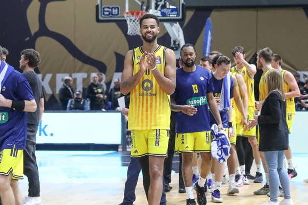 29 03 2026, xgox, Basketball easyCredit BBL Basketball Loewen Braunschweig Alba Berlin emspor, v l Moses Wood Alba Berlin, 11 cheering about the victory, cheering after the end of the game Braunschweig