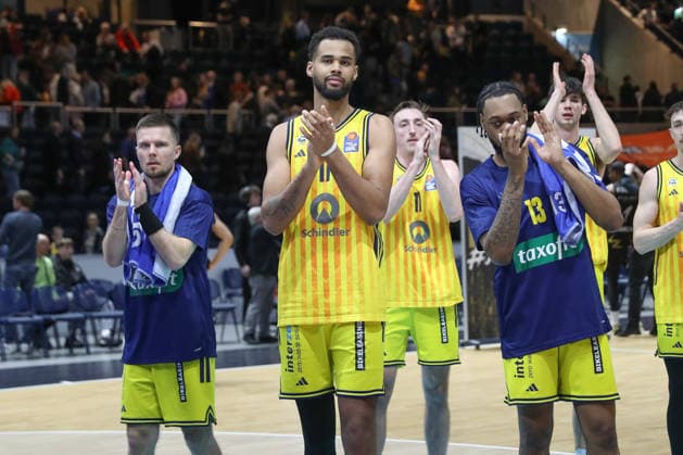 29 03 2026, xgox, Basketball easyCredit BBL Basketball Loewen Braunschweig Alba Berlin emspor, f l Martin Hermannsson Alba Berlin, 15 , Norris Agbakoko Alba Berlin, 17 Celebrating the victory, cheering after the end of the game Braunschweig