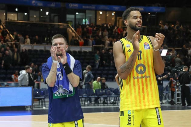 29 03 2026, xgox, Basketball easyCredit BBL Basketball Loewen Braunschweig Alba Berlin emspor, f l Martin Hermannsson Alba Berlin, 15 , Norris Agbakoko Alba Berlin, 17 Celebrating the victory, cheering after the end of the game Braunschweig