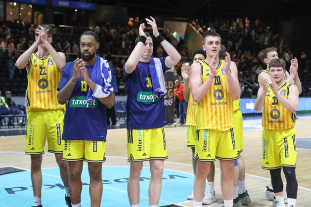 29 03 2026, xgox, Basketball easyCredit BBL Basketball Loewen Braunschweig Alba Berlin emspor, v l Nevio Bennefeld Alba Berlin, 22 , J Wan Roberts Alba Berlin, 13 , Justin Bean Alba Berlin, 34 , Anton Nufer Alba Berlin, 20 , Bennet Hundt Alba Berlin, 33 Celebrating the victory, cheering after the end of the game Braunschweig