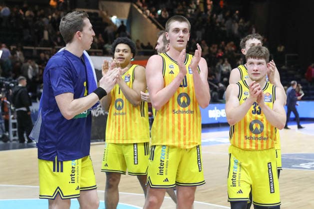 29 03 2026, xgox, Basketball easyCredit BBL Basketball Loewen Braunschweig Alba Berlin emspor, v l Nevio Bennefeld Alba Berlin, 22 , J Wan Roberts Alba Berlin, 13 , Justin Bean Alba Berlin, 34 , Anton Nufer Alba Berlin, 20 , Bennet Hundt Alba Berlin, 33 Celebrating the victory, cheering after the end of the game Braunschweig