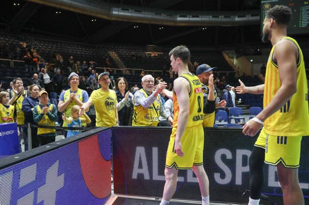 29 03 2026, xgox, Basketball easyCredit BBL Basketball Loewen Braunschweig Alba Berlin emspor, v l The team around Jonas Mattisseck Alba Berlin, 9 claps with the fans from Braunschweig