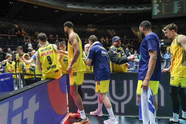 29 03 2026, xgox, Basketball easyCredit BBL Basketball Loewen Braunschweig Alba Berlin emspor, v l The team around Jonas Mattisseck Alba Berlin, 9 claps with the fans from Braunschweig