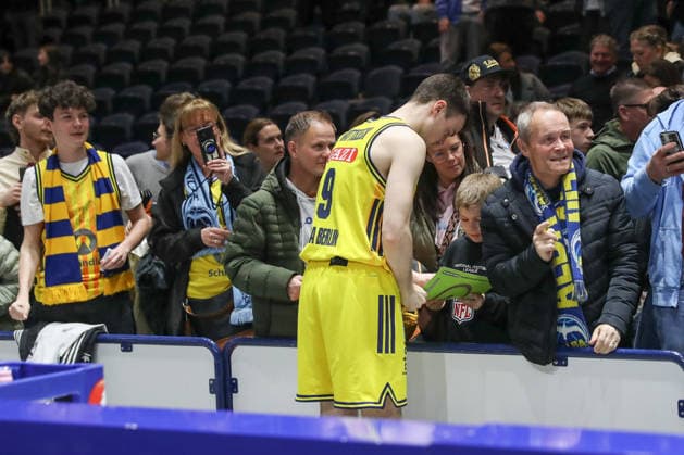 29 03 2026, xgox, Basketball easyCredit BBL Basketball Loewen Braunschweig Alba Berlin emspor, v l Jonas Mattisseck Alba Berlin, 9 signs autographs Braunschweig