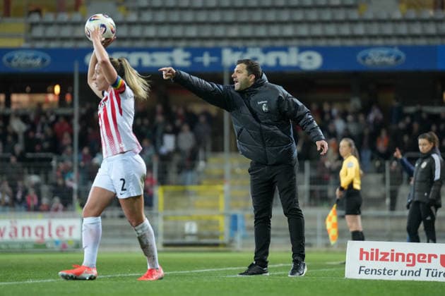 Edmond Kapllani SC Freiburg, Coach in the foreground Lisa Karl SC Freiburg, 02 , Germany, Soccer, GooglePixel Womens Bundesliga, 22 Matchday, 2025 2026, SC Freiburg vs TSG 1899 Hoffenheim, 29 03 2026, Dreisamstadion, Freiburg, Germany DFB REGULATIONS PROHIBIT ANY USE OF PHOTOGRAPHS AS IMAGE SEQUENCES AND OR QUASI VIDEO Freiburg Dreisamstadion Baden Wuerttemberg Germany Copyright: xArnexAmbergx