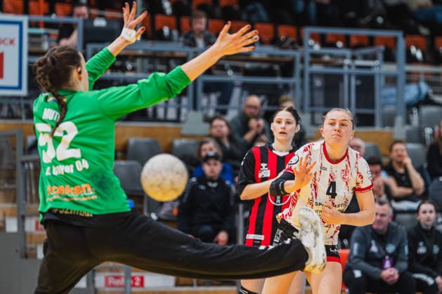 Merle Muth TSV Bayer 04 Leverkusen, 52 tries to fend off the ball after a throw by Nina Fischer TG Nuettingen, 04 TSV Bayer 04 Leverkusen vs TG Nuertingen, Handball, 2 Handball Bundesliga, 22 Matchday, Season 2025 26, 29 03 2026, TSV Bayer 04 Leverkusen vs TG Nuertingen, Handball, 2 HBL, 22 Matchday, Season 2025 26, 29 03 2026 Leverkusen Copyright: xEibner-Pressefoto LukasxBaldygax EP_LBA