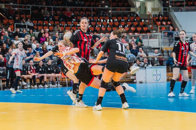 Nora Erhardt TG Nuettingen, 14 on a jump shot in a duel against Denise Mol TSV Bayer 04 Leverkusen, 19 and Sophia Cormann TSV Bayer 04 Leverkusen, 10 TSV Bayer 04 Leverkusen vs TG Nuertingen, Handball, 2 Handball Bundesliga, 22 Matchday, Season 2025 26, 29 03 2026, TSV Bayer 04 Leverkusen vs TG Nuertingen, Handball, 2 HBL, 22 Matchday, Season 2025 26, 29 03 2026 Leverkusen Copyright: xEibner-Pressefoto LukasxBaldygax EP_LBA
