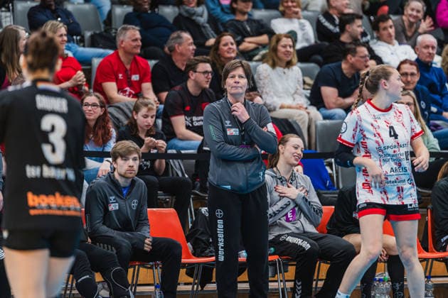 Sybille Gruner TSV Bayer 04 Leverkusen, Coach watches the team TSV Bayer 04 Leverkusen vs TG Nuertingen, Handball, 2 Handball Bundesliga, 22 Matchday, Season 2025 26, 29 03 2026, TSV Bayer 04 Leverkusen vs TG Nuertingen, Handball, 2 HBL, 22 Matchday, Season 2025 26, 29 03 2026 Leverkusen Copyright: xEibner-Pressefoto LukasxBaldygax EP_LBA