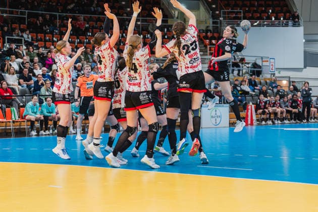 Henriette Clauberg TSV Bayer 04 Leverkusen, 14 during the execution of a free throw, TGN Nuertingen players try to block TSV Bayer 04 Leverkusen vs TG Nuertingen, Handball, 2 Handball Bundesliga, 22 Matchday, Season 2025 26, 29 03 2026, TSV Bayer 04 Leverkusen vs TG Nuertingen, Handball, 2 HBL, 22 Matchday, Season 2025 26, 29 03 2026 Leverkusen Copyright: xEibner-Pressefoto LukasxBaldygax EP_LBA