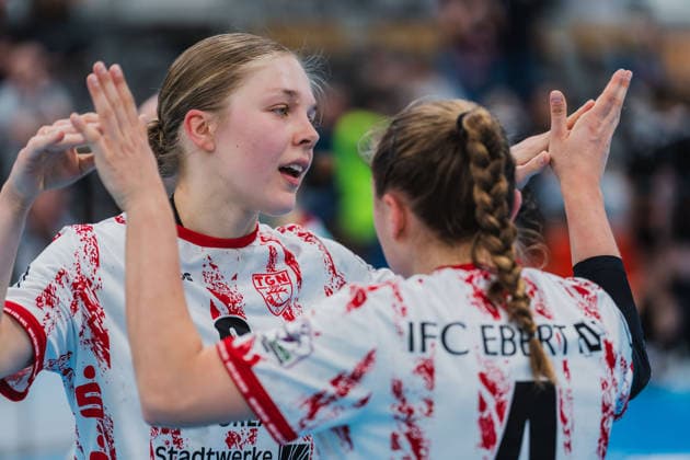 Ronja Buehler TG Nuettingen, 09 claps with Nina Fischer TG Nuettingen, 04 after the victory TSV Bayer 04 Leverkusen vs TG Nuertingen, Handball, 2 Handball Bundesliga, 22 Matchday, Season 2025 26, 29 03 2026, TSV Bayer 04 Leverkusen vs TG Nuertingen, Handball, 2 HBL, 22 Matchday, Season 2025 26, 29 03 2026 Leverkusen Copyright: xEibner-Pressefoto LukasxBaldygax EP_LBA
