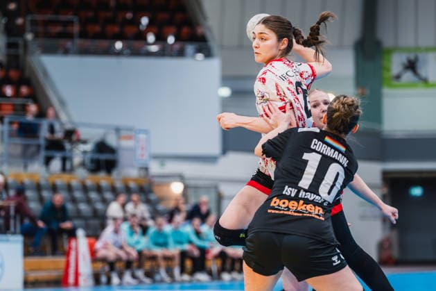 Annika Distel TG Nuettingen, 25 interrupted by Sophia Cormann TSV Bayer 04 Leverkusen, 10 and Annika Ingenpaß TSV Bayer 04 Leverkusen, 02 TSV Bayer 04 Leverkusen vs TG Nuertingen, Handball, 2 Handball Bundesliga, 22 Matchday, Season 2025 26, 29 03 2026, TSV Bayer 04 Leverkusen vs TG Nuertingen, Handball, 2 HBL, 22 Matchday, Season 2025 26, 29 03 2026 Leverkusen Copyright: xEibner-Pressefoto LukasxBaldygax EP_LBA