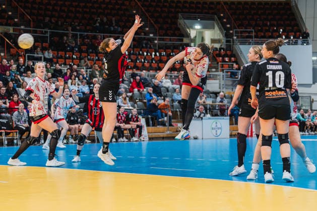Nora Erhardt TG Nuettingen, 14 , Dana Gruner TSV Bayer 04 Leverkusen, 03 , Denise Mol TSV Bayer 04 Leverkusen, 19 tries to block the shot of Annika Distel TG Nuettingen, 25 TSV Bayer 04 Leverkusen vs TG Nuertingen, Handball, 2 Handball Bundesliga, 22 Matchday, Season 2025 26, 29 03 2026, TSV Bayer 04 Leverkusen vs TG Nuertingen, Handball, 2 HBL, 22 Matchday, Season 2025 26, 29 03 2026 Leverkusen Copyright: xEibner-Pressefoto LukasxBaldygax EP_LBA