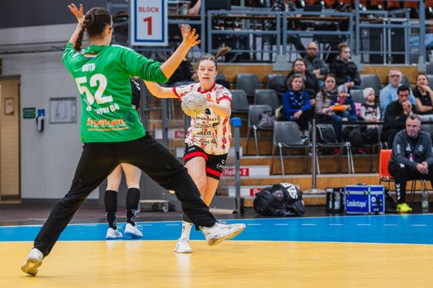Merle Muth TSV Bayer 04 Leverkusen, 52 holds a throw from Maileen Seeger TG Nuettingen, 16 TSV Bayer 04 Leverkusen vs TG Nuertingen, Handball, 2 Handball Bundesliga, 22 Matchday, Season 2025 26, 29 03 2026, TSV Bayer 04 Leverkusen vs TG Nuertingen, Handball, 2 HBL, 22 Matchday, Season 2025 26, 29 03 2026 Leverkusen Copyright: xEibner-Pressefoto LukasxBaldygax EP_LBA