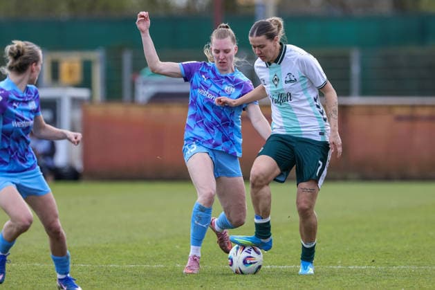 from left Maike Berentzen SGS Essen, 13 and Larissa Mühlhaus SV Werder Bremen, 7 in a duel, dynamic, action, action, game scene, THE DFB REGULATIONS PROHIBIT ANY USE OF PHOTOGRAPHS AS IMAGE SEQUENCES AND OR QUASI VIDEO , 29 03 2026, Bremen Germany , Football, Google Pixel Womens Bundesliga, SV Werder Bremen SGS Essen xobx