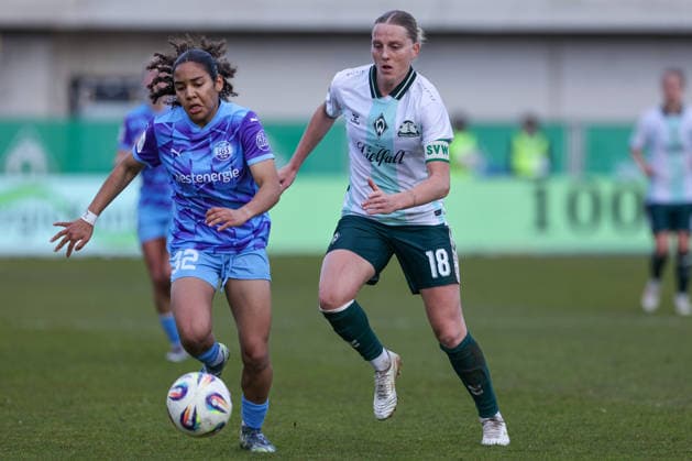 from left Ella Touon SGS Essen, 32 and Lina Hausicke SV Werder Bremen, 18 in a duel, dynamic, action, action, game scene, THE DFB REGULATIONS PROHIBIT ANY USE OF PHOTOGRAPHS AS IMAGE SEQUENCES AND OR QUASI VIDEO , 29 03 2026, Bremen Germany , Football, Google Pixel Womens Bundesliga, SV Werder Bremen SGS Essen xobx