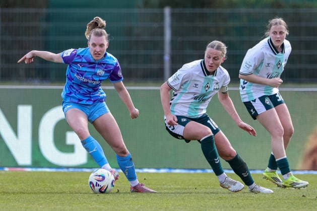 from left Maike Berentzen SGS Essen, 13 and Lina Hausicke SV Werder Bremen, 18 in a duel, dynamic, action, action, game scene, THE DFB REGULATIONS PROHIBIT ANY USE OF PHOTOGRAPHS AS IMAGE SEQUENCES AND OR QUASI VIDEO , 29 03 2026, Bremen Germany , Football, Google Pixel Womens Bundesliga, SV Werder Bremen SGS Essen xobx