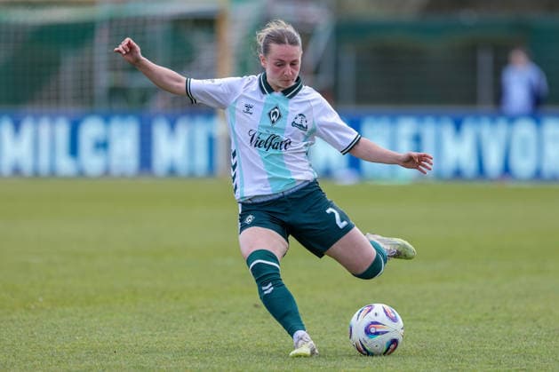 Chiara D Angelo SV Werder Bremen, 2 on the ball, cropped image, single image, full body, action, action, match scene, THE DFB REGULATIONS PROHIBIT ANY USE OF PHOTOGRAPHS AS IMAGE SEQUENCES AND OR QUASI VIDEO , 29 03 2026, Bremen Germany , Football, Google Pixel Womens Bundesliga, SV Werder Bremen SGS Essen xobx