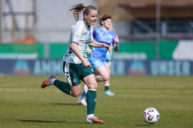 Lena Petermann SV Werder Bremen, 20 on the ball, single image, full body, action, action, match scene, THE DFB GUIDELINES PROHIBIT ANY USE OF PHOTOGRAPHS AS IMAGE SEQUENCES AND OR QUASI VIDEO DFB REGULATIONS PROHIBIT ANY USE OF PHOTOGRAPHS AS IMAGE SEQUENCES AND OR QUASI VIDEO , 29 03 2026, Bremen Germany , Soccer, Google Pixel Womens Bundesliga, SV Werder Bremen SGS Essen xobx