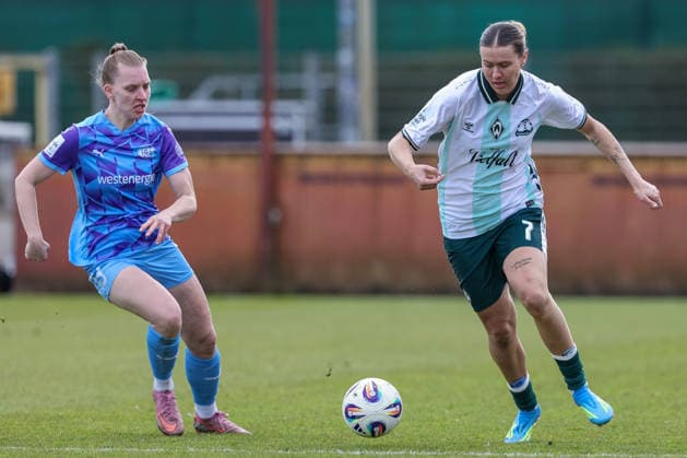 from left Maike Berentzen SGS Essen, 13 and Larissa Mühlhaus SV Werder Bremen, 7 in a duel, dynamic, action, action, game scene, THE DFB REGULATIONS PROHIBIT ANY USE OF PHOTOGRAPHS AS IMAGE SEQUENCES AND OR QUASI VIDEO , 29 03 2026, Bremen Germany , Football, Google Pixel Womens Bundesliga, SV Werder Bremen SGS Essen xobx