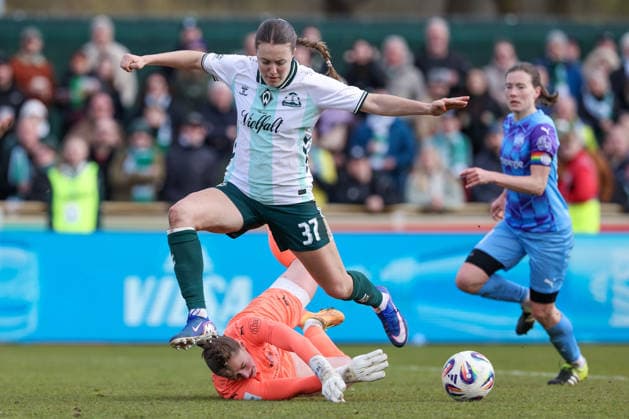 from left Mara Alber SV Werder Bremen, 37 and Luisa Palmen goalkeeper, goalkeeper, SGS Essen, 21 in duel, duel, dynamics, action, action, game scene, THE DFB REGULATIONS PROHIBIT ANY USE OF PHOTOGRAPHS AS IMAGE SEQUENCES AND OR QUASI VIDEO , 29 03 2026, Bremen Germany , Football, Google Pixel Womens Bundesliga, SV Werder Bremen SGS Essen xobx