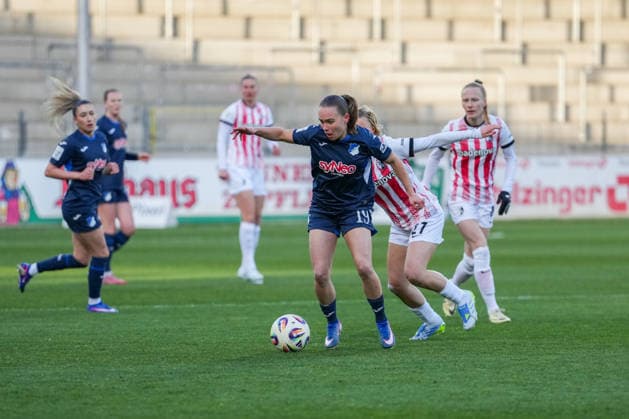 Google Pixel Womens Bundesliga SC Freiburg vs TSG Hoffenheim, 29 03 2026 duel between Marie Steiner TSG 1899 Hoffenheim, 19 and Sophie Nachtigall SC Freiburg, 27 Google Pixel Womens Bundesliga SC Freiburg vs TSG Hoffenheim, Dreisamstadion, 29 03 2026 DFB DFL REGULATIONS PROHIBIT ANY USE OF PHOTOGRAPHS AS IMAGE SEQUENCES AND OR QUASI VIDEO Copyright: xBEAUTIFULxSPORTS Boscox