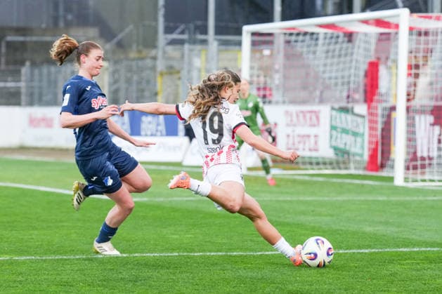 Google Pixel Womens Bundesliga SC Freiburg vs TSG Hoffenheim, 29 03 2026 Nia Szenk SC Freiburg, 19 with a cross Google Pixel Womens Bundesliga SC Freiburg vs TSG Hoffenheim, Dreisamstadion, 29 03 2026 DFB DFL REGULATIONS PROHIBIT ANY USE OF PHOTOGRAPHS AS IMAGE SEQUENCES AND OR QUASI VIDEO Copyright: xBEAUTIFULxSPORTS Boscox