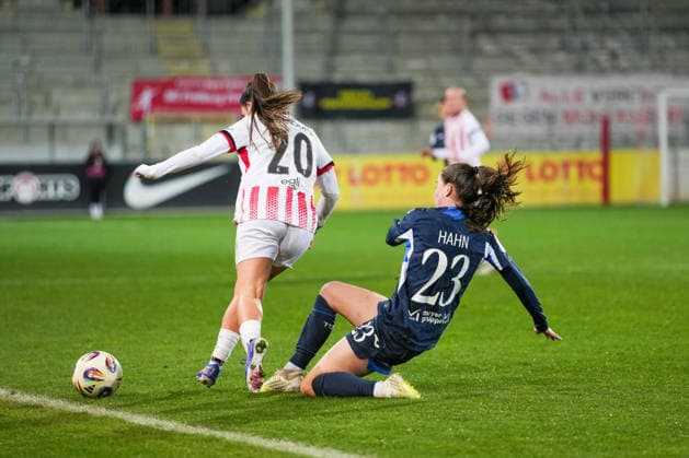 Google Pixel Womens Bundesliga SC Freiburg vs TSG Hoffenheim, 29 03 2026 Straddle by Chiara Hahn TSG 1899 Hoffenheim, 23 to Leela Egli SC Freiburg, 20 Google Pixel Womens Bundesliga SC Freiburg vs TSG Hoffenheim, Dreisamstadion, 29 03 2026 DFB DFL REGULATIONS PROHIBIT ANY USE OF PHOTOGRAPHS AS IMAGE SEQUENCES AND OR QUASI VIDEO Copyright: xBEAUTIFULxSPORTS Boscox
