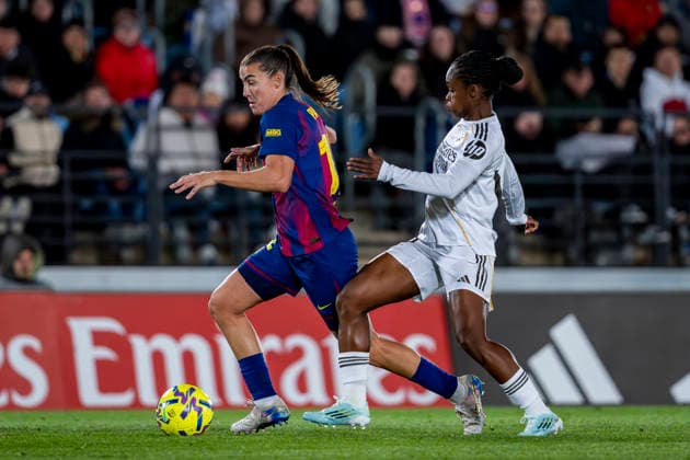 Real Madrid Femenino v FC Barcelona, Barca Femeni - Liga F Moeve Patri Guijarro of FC Barcelona (L) is in action with the ball defended by Linda Caicedo of Real Madrid CF (R) duringthe finetwork Liga F match between Real Madrid Femenino and FC Barcelona Femení at Estadio Alfredo Di Stefano on March 29, 2026 in Madrid, Spain. Valdebebas Estadio Alfredo Di Stefano Madrid Spain Copyright: xAlbertoxGardinx AGardin_20260329_Foot_LigaF_Rea_Mad_Bar_0660