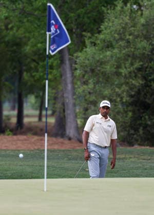 HOUSTON, TX - MARCH 29: Sudarshan Yellamaraju (CAN) watches his chip shot onto the green on 8 during the final round of the Texas Children s Houston Open on March 29, 2026, at Memorial Park Golf Course, Houston, Texas(Photo by Leslie Plaza Johnson Icon Sportswire) GOLF: MAR 29 PGA, Golf Herren Texas Children s Houston Open EDITORIAL USE ONLY Icon2603291024