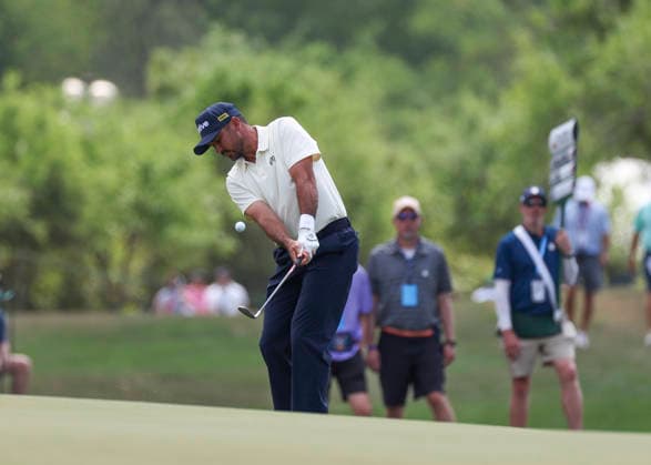 HOUSTON, TX - MARCH 29: Jason Day (AUS) chips his shot onto the green on 8 during the final round of the Texas Children s Houston Open on March 29, 2026, at Memorial Park Golf Course, Houston, Texas(Photo by Leslie Plaza Johnson Icon Sportswire) GOLF: MAR 29 PGA, Golf Herren Texas Children s Houston Open EDITORIAL USE ONLY Icon2603291084