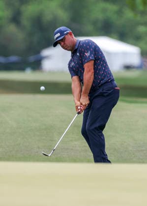 HOUSTON, TX - MARCH 29: Gary Woodland (USA) chips his shot onto the green on 8 during the final round of the Texas Children s Houston Open on March 29, 2026, at Memorial Park Golf Course, Houston, Texas(Photo by Leslie Plaza Johnson Icon Sportswire) GOLF: MAR 29 PGA, Golf Herren Texas Children s Houston Open EDITORIAL USE ONLY Icon2603290894