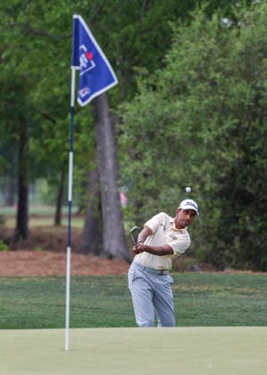 HOUSTON, TX - MARCH 29: Sudarshan Yellamaraju (CAN) watches his chip shot onto the green on 8 during the final round of the Texas Children s Houston Open on March 29, 2026, at Memorial Park Golf Course, Houston, Texas(Photo by Leslie Plaza Johnson Icon Sportswire) GOLF: MAR 29 PGA, Golf Herren Texas Children s Houston Open EDITORIAL USE ONLY Icon2603291014