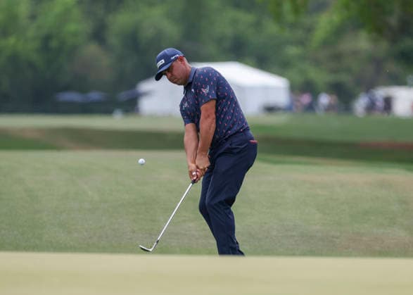 HOUSTON, TX - MARCH 29: Gary Woodland (USA) chips his shot onto the green on 8 during the final round of the Texas Children s Houston Open on March 29, 2026, at Memorial Park Golf Course, Houston, Texas(Photo by Leslie Plaza Johnson Icon Sportswire) GOLF: MAR 29 PGA, Golf Herren Texas Children s Houston Open EDITORIAL USE ONLY Icon2603290764
