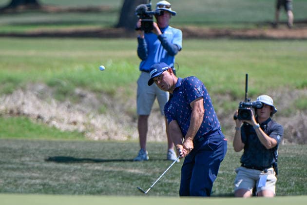 HOUSTON, TX - MARCH 29: Gary Woodland (USA) chips up on to 1 during the final round of the Texas Children s Houston Open on March 29, 2026, at Memorial Park Golf Course, Houston, Texas. (Photo by Ken Murray Icon Sportswire) GOLF: MAR 29 PGA, Golf Herren Texas Children s Houston Open EDITORIAL USE ONLY Icon2603290134