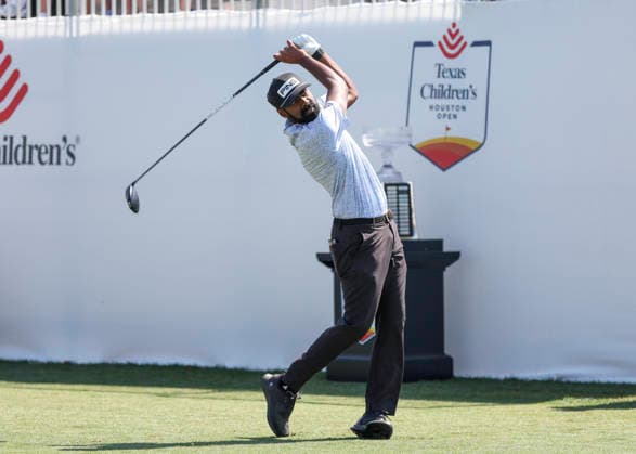 HOUSTON, TX - MARCH 29: Sahith Theegala (USA) watches his tee shot on 1 during the final round of the Texas Children s Houston Open on March 29, 2026, at Memorial Park Golf Course, Houston, Texas(Photo by Leslie Plaza Johnson Icon Sportswire) GOLF: MAR 29 PGA, Golf Herren Texas Children s Houston Open EDITORIAL USE ONLY Icon2603290444