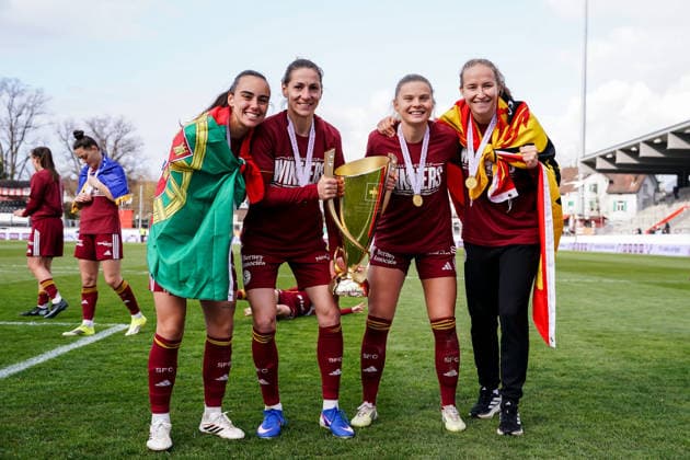 Switzerland AXA Womens Cup Final 2025 26, BSC YB Women vs Servette FC Chenois Feminin Schützenwiese, Winterthur Players of Servette celebrate their victory and pose for a photo with the trophy and medals Joana Marchao Joana Gaspar Da Silva Marchao 24 Servette Ana Jelencic 18 Servette Anna Maria Therese Simonsson 17 Servette Laura Felber 4 Servette Copyright: xDanielaxPorcellix
