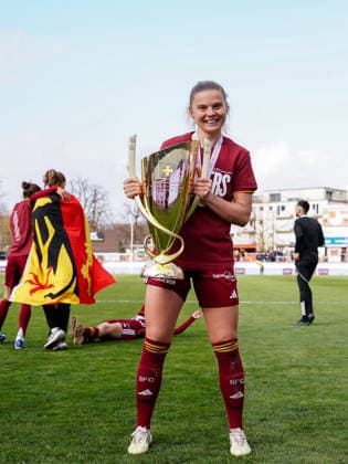 Switzerland AXA Womens Cup Final 2025 26, BSC YB Women vs Servette FC Chenois Feminin Schützenwiese, Winterthur Players of Servette celebrate their victory and pose for a photo with the trophy and medals Anna Maria Therese Simonsson 17 Servette Copyright: xDanielaxPorcellix