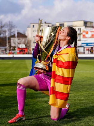 Switzerland AXA Womens Cup Final 2025 26, BSC YB Frauen vs Servette FC Chenois Feminin Schützenwiese, Winterthur Players of Servette celebrate their victory and pose for a photo with the tropy and medals Enith Salon Enith Salon Marcuello 1 Servette Copyright: xDanielaxPorcellix