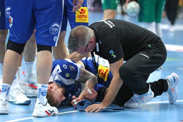 Handball DAIKIN HBL, SC DHfK Leipzig - ThSV Eisenach; 29.03.2026 Dominik Solak (30, ThSV Eisenach) muss behandelt werden. Handball, DAIKIN HBL, 1. Bundesliga, Saison 2025 2026, 26. Spieltag: SC DHfK Leipzig vs. ThSV Eisenach am 29.03.2026 in der Quarterback Immobilien Arena Leipzig. *** Handball DAIKIN HBL, SC DHfK Leipzig ThSV Eisenach 29 03 2026 Dominik Solak 30, ThSV Eisenach must be treated Handball, DAIKIN HBL, 1 Bundesliga, Season 2025 2026, Matchday 26 SC DHfK Leipzig vs ThSV Eisenach on 29 03 2026 at Quarterback Immobilien Arena Leipzig Copyright: xBEAUTIFULxSPORTS JanxKaeferx