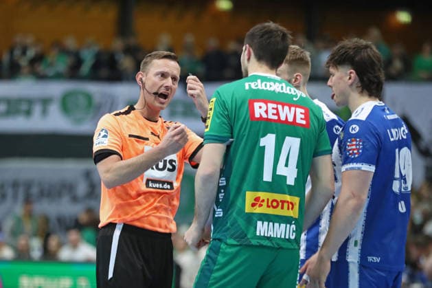 Handball DAIKIN HBL, SC DHfK Leipzig ThSV Eisenach 29 03 2026 Referee Tobias Tönnies with an announcement Handball, DAIKIN HBL, 1 Bundesliga, Season 2025 2026, Matchday 26 SC DHfK Leipzig vs ThSV Eisenach on 29 03 2026 at Quarterback Immobilien Arena Leipzig Copyright: xBEAUTIFULxSPORTS JanxKaeferx