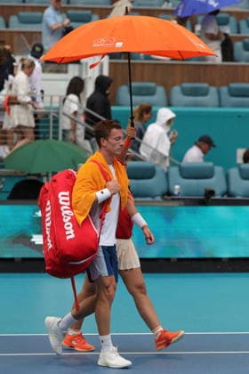 Tennis 2026 Miami Open - Day 12 - Men s Final Jiri Lehecka of the Czech Republic walks off court as his match against Jannik Sinner of Italy is suspended due to the rain during the Men™s Final match at the 2026 Miami Open tennis tournament in Miami, Florida, USA, 29 March 2026. MIAMI FLORIDA United States  Copyright: xCRISTOBALxHERRERA-ULASHKEVICHx
